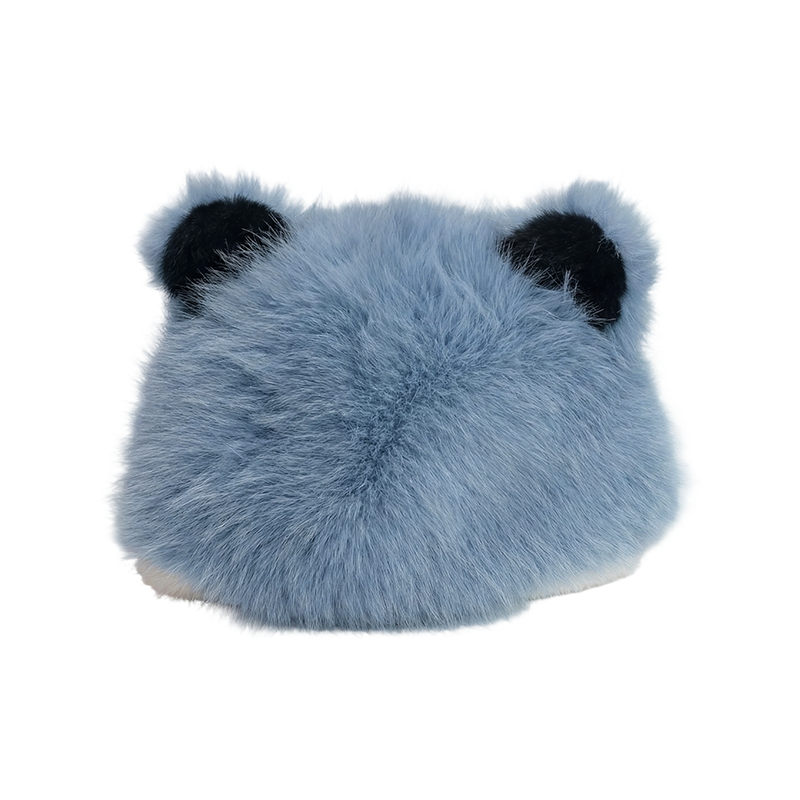 Pandam aurem gausapo petasum